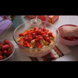 Изсипвам пудинга в бишкотите, добавям ягоди и разбърквам - върховно бърз и сочен сладкиш!