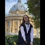 „На 16 бях бездомна, спях по улиците, исках да посегна на живота си – всичко се промени, когато ме приеха в Оксфорд“