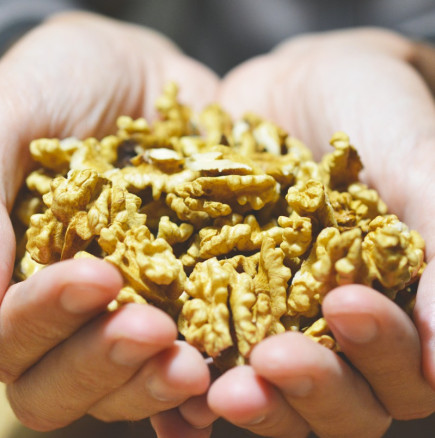 Ето какво се случва с тялото ви, ако ядете по 2 шепи орехи на ден: 