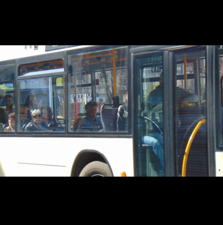 Автобус на градския транспорт влачи затиснато с вратите момиченце - шофьорът със слушалки в ушите и телефон в ръката! (СНИМКА)