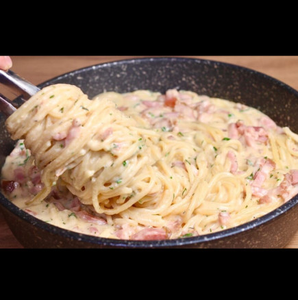 Сочни спагети в крем-сос с кашкавал и бекон: Перфектен обяд за 10 минути! 