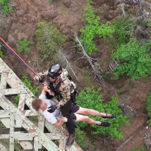 Младеж оцеля по чудо след падане от 120-метра