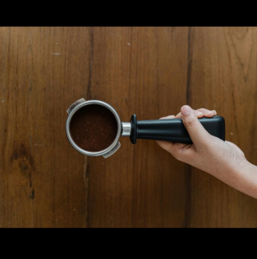 Знаете ли защо трябва да държите съдове с утайка от кафе в кухнята?