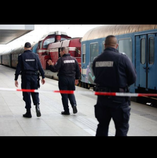 Шестима пострадали при сблъсък на два влака на Централна гара в София (СНИМКИ):