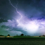 Метеоролози предупреждават: ЧЕРВЕН КОД за силни гръмотевични бури и материални щети /КАРТА/
