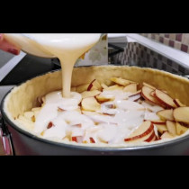 Слагам ябълките във формата с тестото и заливам с крема: Става по-голяма вкусотия от популярната Шарлота!