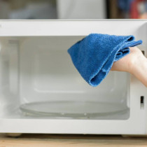 Без усилие: 5 начина да почистите микровълновата си до блясък