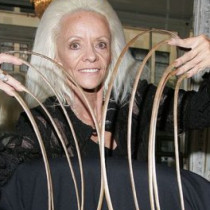Жената с най-дългите нокти-Отглежда ги от 1979 г.-Ето колко е общата им дължина