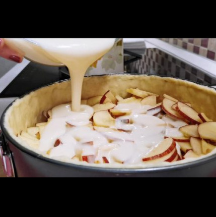 Слагам ябълките във формата и заливам с крема: Кексът и шарлотата ряпа да ядат пред тази вкусотия!