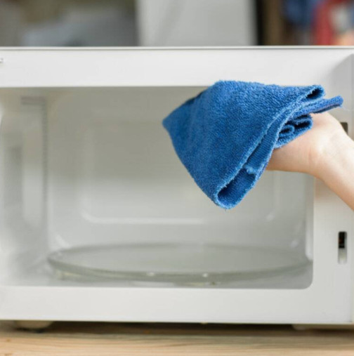 Без усилие: 5 начина да почистите микровълновата си до блясък