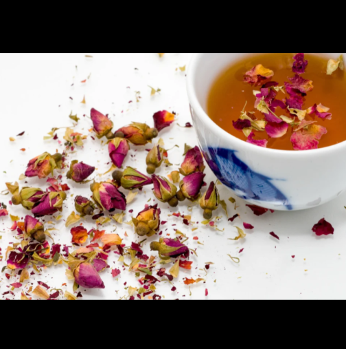 Цветя, които повишават имунитета, облекчават безпокойството и запека и подмладяват кожата ви: Всичко в чаша чай