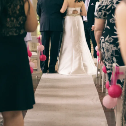 Отидох до младоженеца си пред олтара – изведнъж зад гърба му се появи жена в бяла рокля