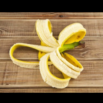Тя сложи кора от банан в хладилника и я остави за 15 минути: Реши проблема, който мъчи всички жени - опитайте и вие