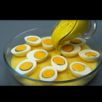 Поставям яйцата в чиния и ги заливам с невероятния сос. Ям го вместо вечеря всеки ден и още не ми е омръзнало!
