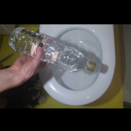 Ето как обикновена пластмасова бутилка връща белотата на тоалетната - трикът на полските камериерки: