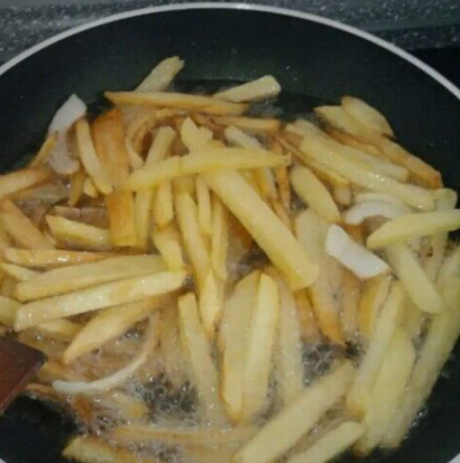 Така пържените картофи не загарят, не „залепват“, не стават меки и „задушени“: споделям тънкостите на готвенето