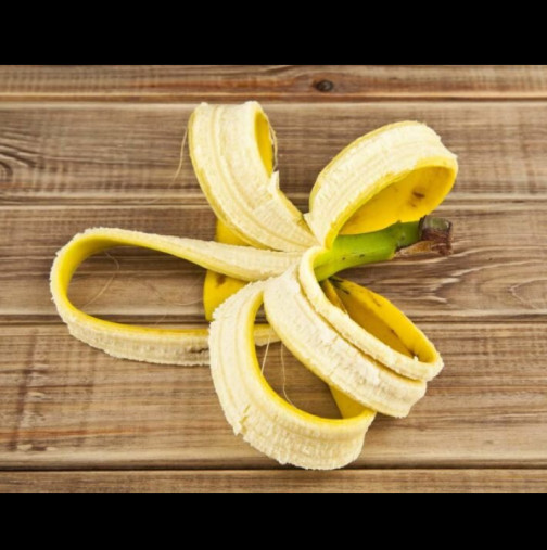 Тя сложи кора от банан в хладилника и я остави за 15 минути: Реши проблема, който мъчи всички жени - опитайте и вие
