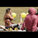 Родители ли?! Млада двойка се друса с балони с райски газ пред бебето си! (Снимка)