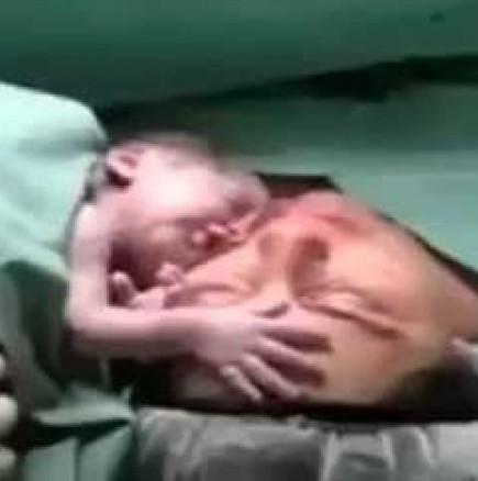 Трогателно видео на новородено бебе, което ни иска да се отдели от майка си 