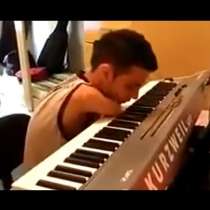 Вдъхновяващо: Момче без ръце свири на пиано - Видео за за силата на духа и желанието. 
