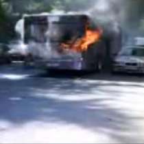 Автобус с пътници се запали в движение - Видео