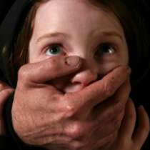 Осиновили деца, за да ги малтретират и изнасилват