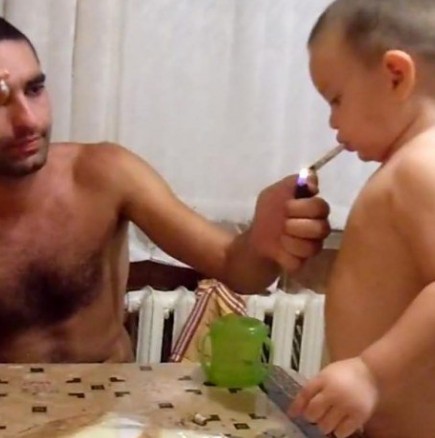 Баща научи  3-годишното си дете да пуши -видео