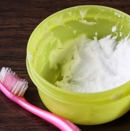 Направете паста за избелване зъби от 2 съставки
