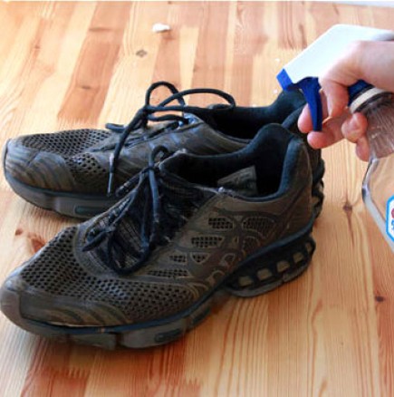 Махнете миризмата от обувките с оцет, ракия или кислородна вода