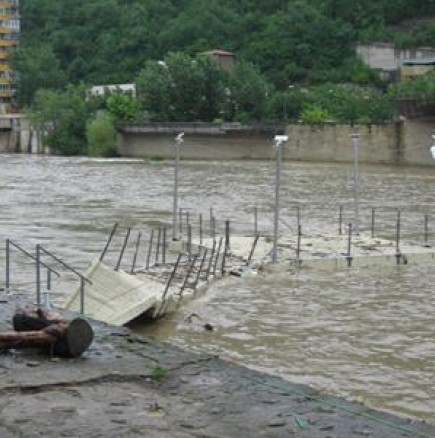 Река Осъм отнесе откритата сцена в Ловеч