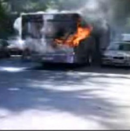 Автобус с пътници се запали в движение - Видео