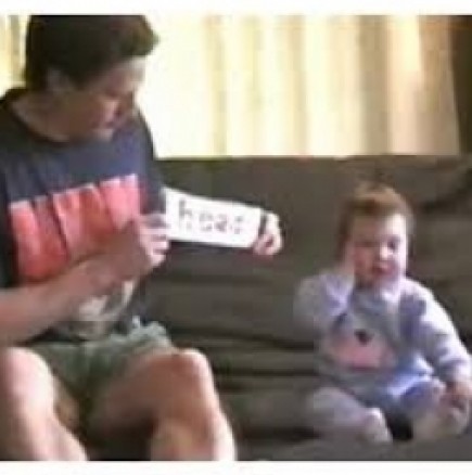 9-месечното бебе, което може да чете - Видео