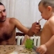 Баща научи  3-годишното си дете да пуши -видео