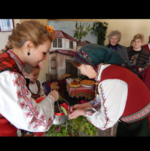 Голям празник е днес! Ето какво да направи всяка майка на малко детенце, а мъжете...