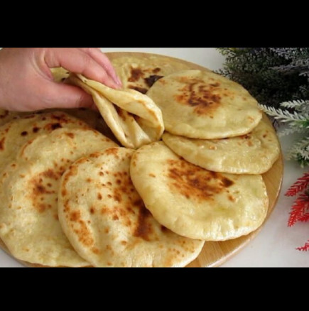 По-вкусни от палачинки, по-нежни от хляб! Турски самунчета с кисело мляко - гледайте как се надуват в тигана: