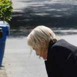 Вижте какво правеше известната актриса на улицата на 53-ия си рожден ден! Сцените оставиха всички в шок