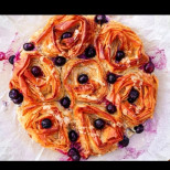 Баница на розички с ванилов крем и боровинки: Дваж по-вкусна от крем пита и чийзкейк!
