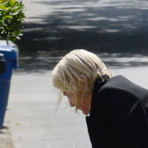 Вижте какво правеше известната актриса на улицата на 53-ия си рожден ден! Сцените оставиха всички в шок