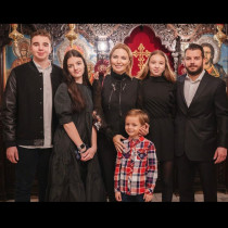 Не бал, а малка сватба! Ирина Тенчева и Иван изпратиха абитуриент, пременени като за холивудска премиера