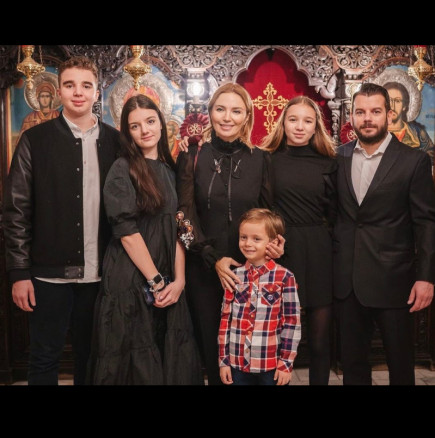 Не бал, а малка сватба! Ирина Тенчева и Иван изпратиха абитуриент, пременени като за холивудска премиера