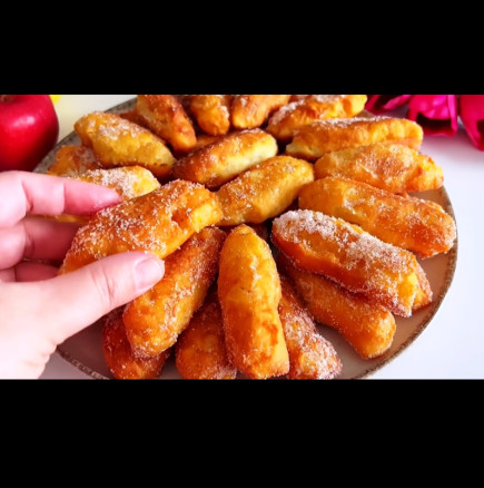 Пържени ябълкови сладки - бързо, лесно и без фурна! Най-вкусни са горещи, но и като изстинат не им прощаваме: