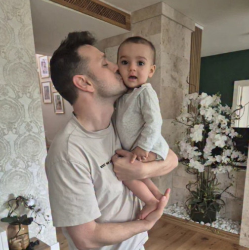 Сладката внучка на Сано проходи! Вижте колко е пораснала Беатрис (СНИМКИ)