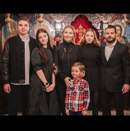 Не бал, а малка сватба! Ирина Тенчева и Иван изпратиха абитуриент, пременени като за холивудска премиера