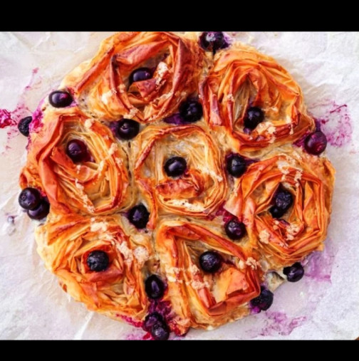 Баница на розички с ванилов крем и боровинки: Дваж по-вкусна от крем пита и чийзкейк!