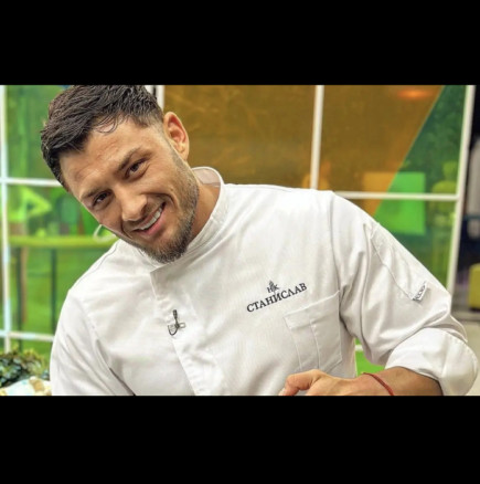 Големият победител от Hell's Kitchen гушна сладко бебче - няма по-щастлив от него! СНИМКА