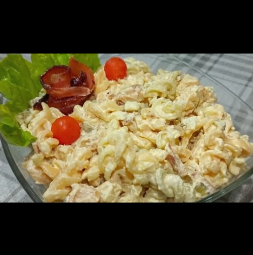 Обяд салата с макарони и пиле - като постои в хладилника, става чудно вкусна! Замества и обяда, и вечерята: