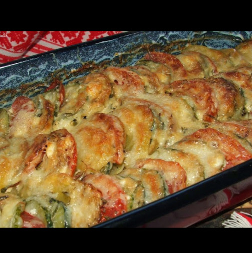 Всички ме питат какво правя с тиквичките, че са толкова вкусни: Просто ги слагам в тава с тези съставки и заливам със сметана