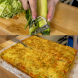 Настъргвам 2 тиквички, чуквам 3 яйчица и става шедьовър, по-вкусен от пица!