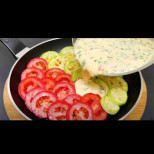 Просто нарежете тиквичките и доматите в тигана, а после залейте с вкусната смес: Става чудна лятна гозба!