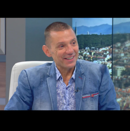 Като Барби и Кен!  Крум Савов (65) и ослепителната му съпруга събраха очите с красиви тела на плажа (СНИМКИ)